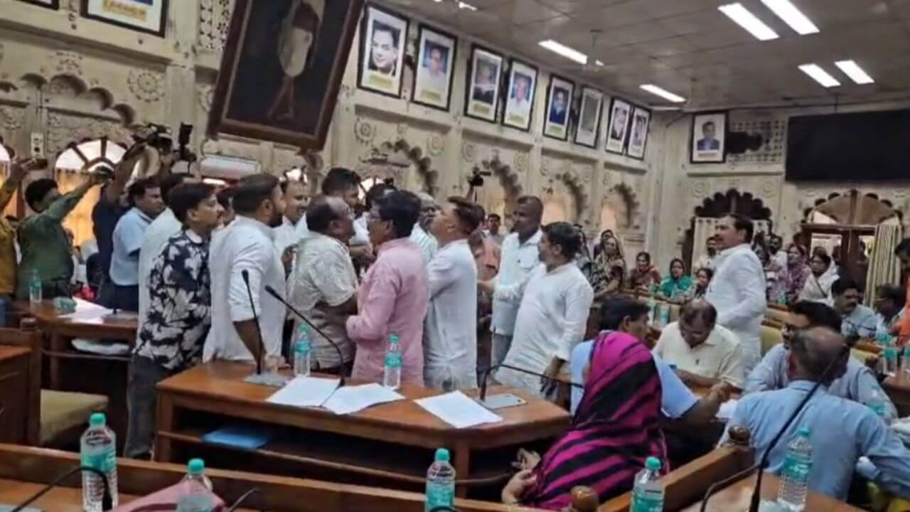 ग्वालियर नगर निगम परिषद की बैठक में हंगामा, भाजपा-कांग्रेस पार्षदों के बीच हाथापाई की नौबत, पैनल सभापति को लेकर बढ़ा विवाद