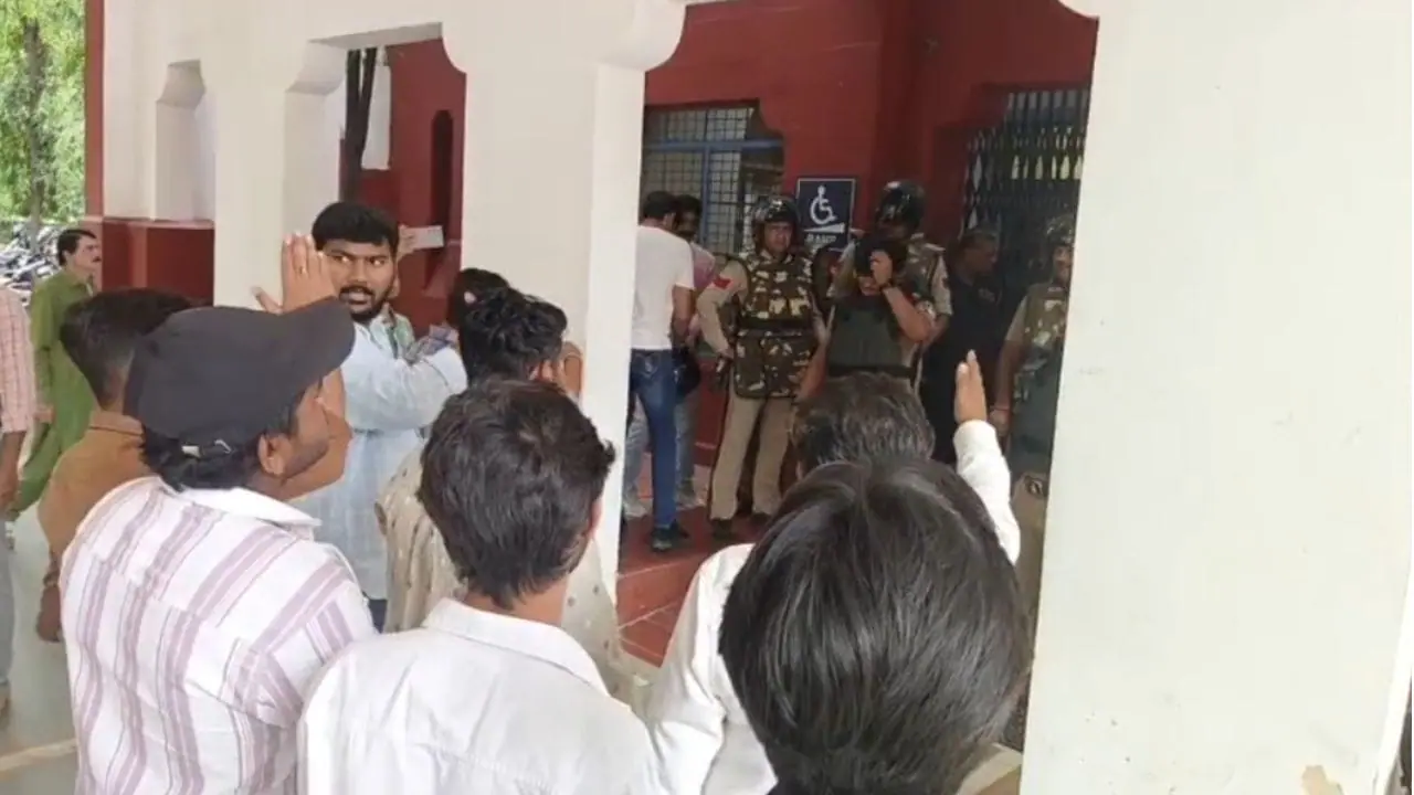 Indore News : अरिहंत कॉलेज प्रबंधन के खिलाफ NSUI ने खोला मोर्चा, DAVV पर तैनात रहा पुलिस फ़ोर्स