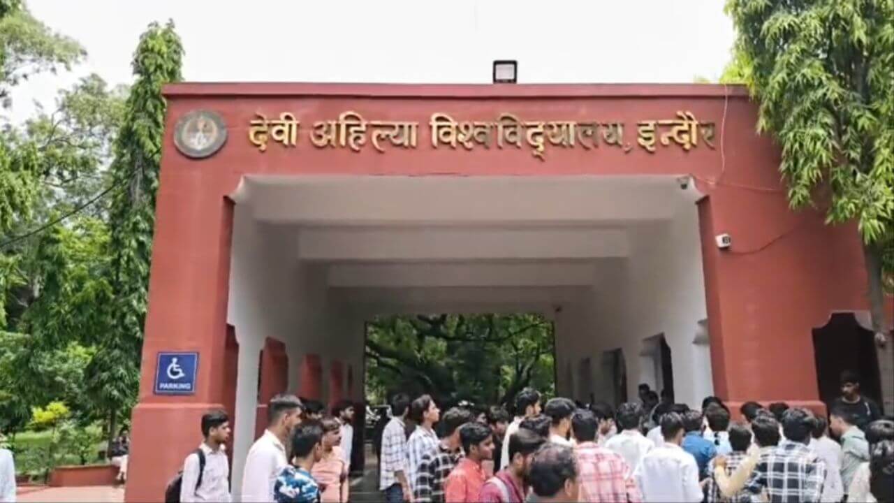 DAVV इंदौर में ज्ञापन देने गए छात्रों का हंगामा, चैनल गेट टूटकर नीचे गिरा, पुलिस में शिकायत दर्ज