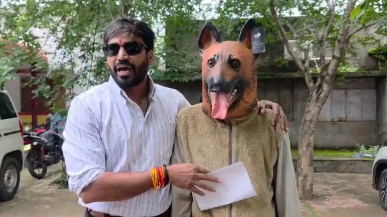 जनसुनवाई में ‘कुत्ता’ लेकर पहुंचे नेता प्रतिपक्ष! पूछा, 4 साल में बधियाकरण पर 40 लाख खर्च, फिर भी 13,225 डॉग बाइट कैसे?
