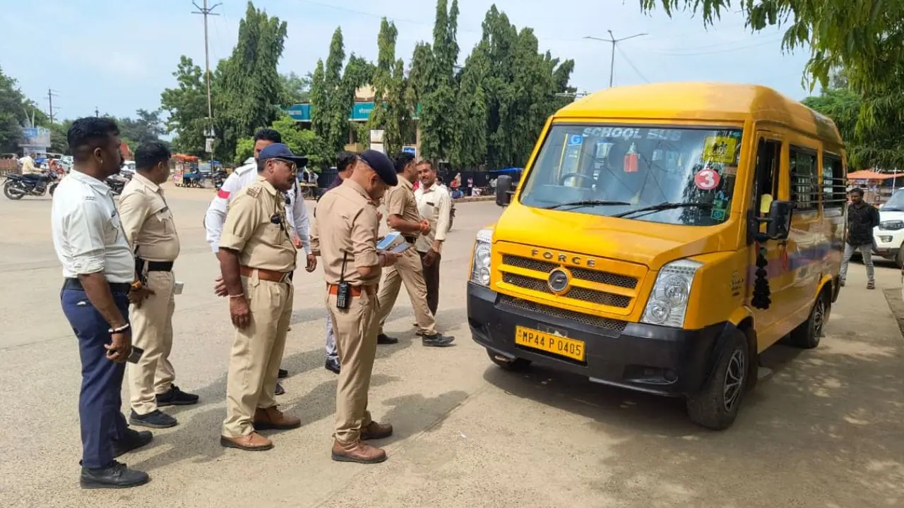 नीमच: स्कूल बसों में नियमों की अनदेखी, ओवरलोड मिली बस, फिटनेस सर्टिफिकेट भी नहीं, पुलिस-RTO ने की कार्रवाई
