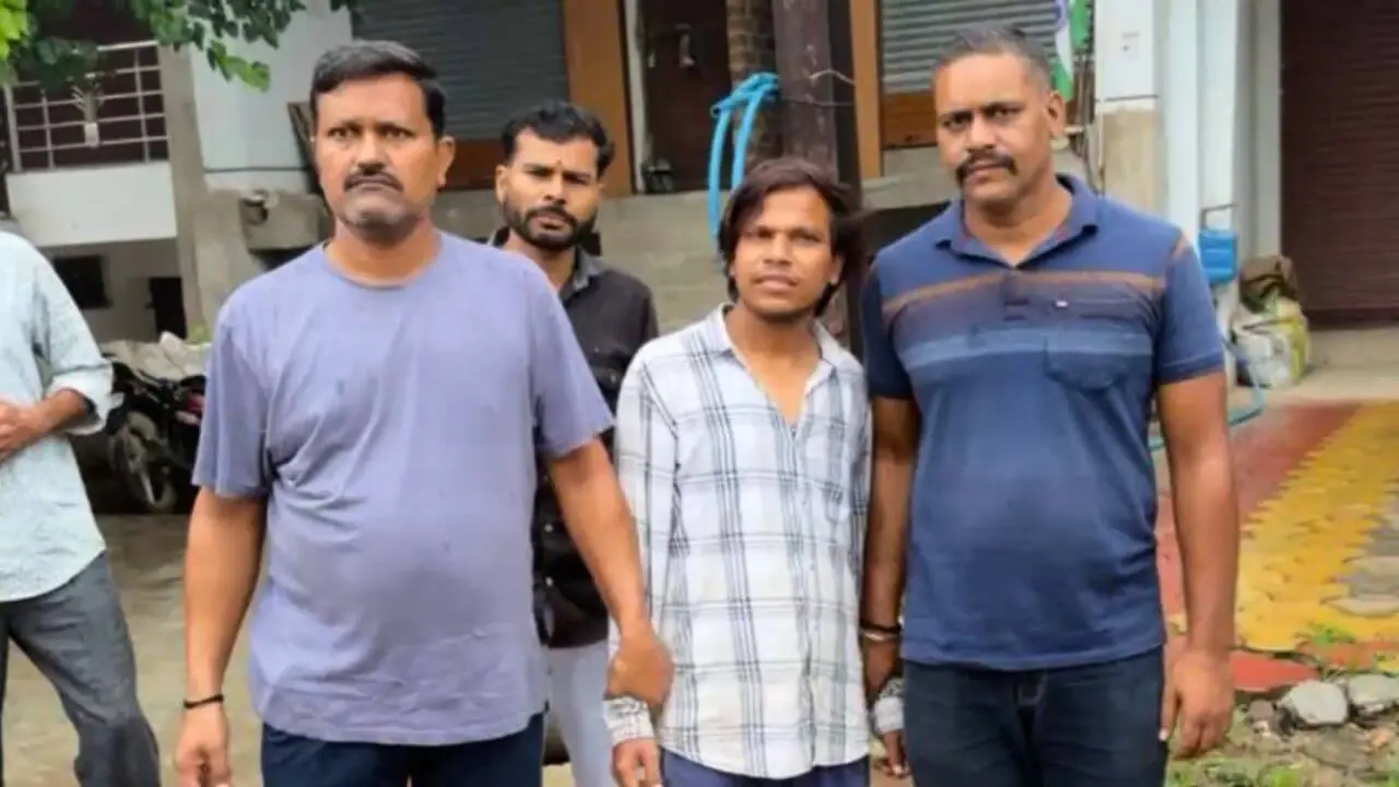 कृषि भूमि का नामांतरण करने पटवारी ने किसान से मांगी रिश्वत, लोकायुक्त पुलिस ने घर के बाहर पटवारी को रंगे हाथ पकड़ा