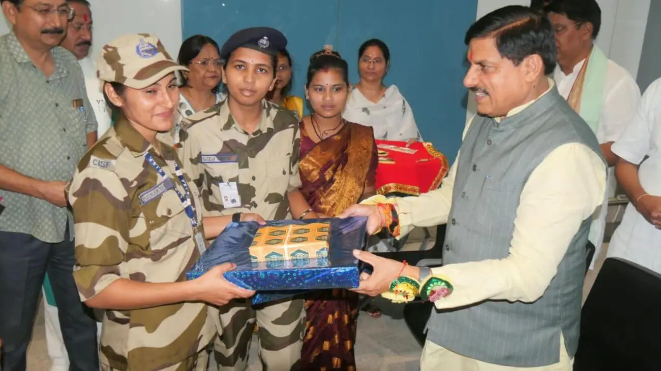 ग्वालियर एयरपोर्ट पर लाड़ली बहनों ने CM मोहन यादव को बांधी राखी, घर नहीं जा सकीं CISF की दो महिलाकर्मियों की आंखें हुईं नम