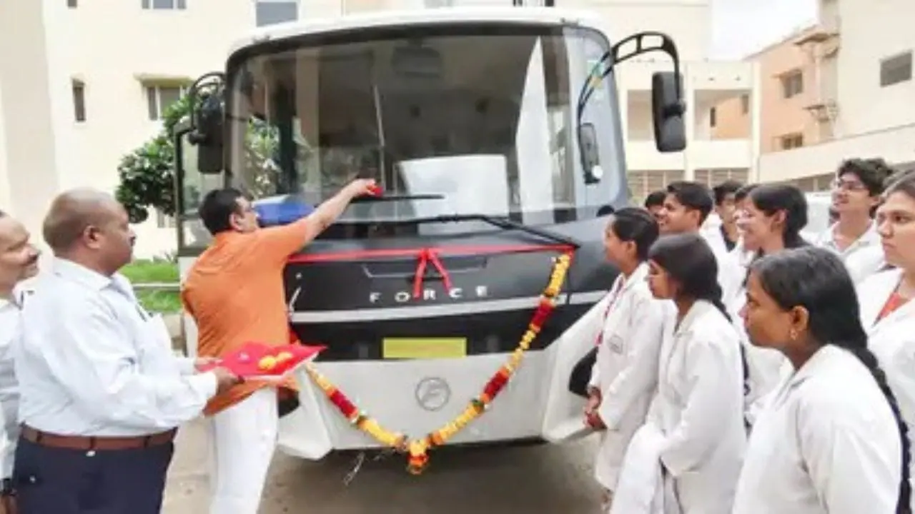 खंडवा मेडिकल कॉलेज के छात्रों को मिली एसी बस, मंत्री विजय शाह ने किया लोकार्पण, अस्पताल तक सफर होगा आसान