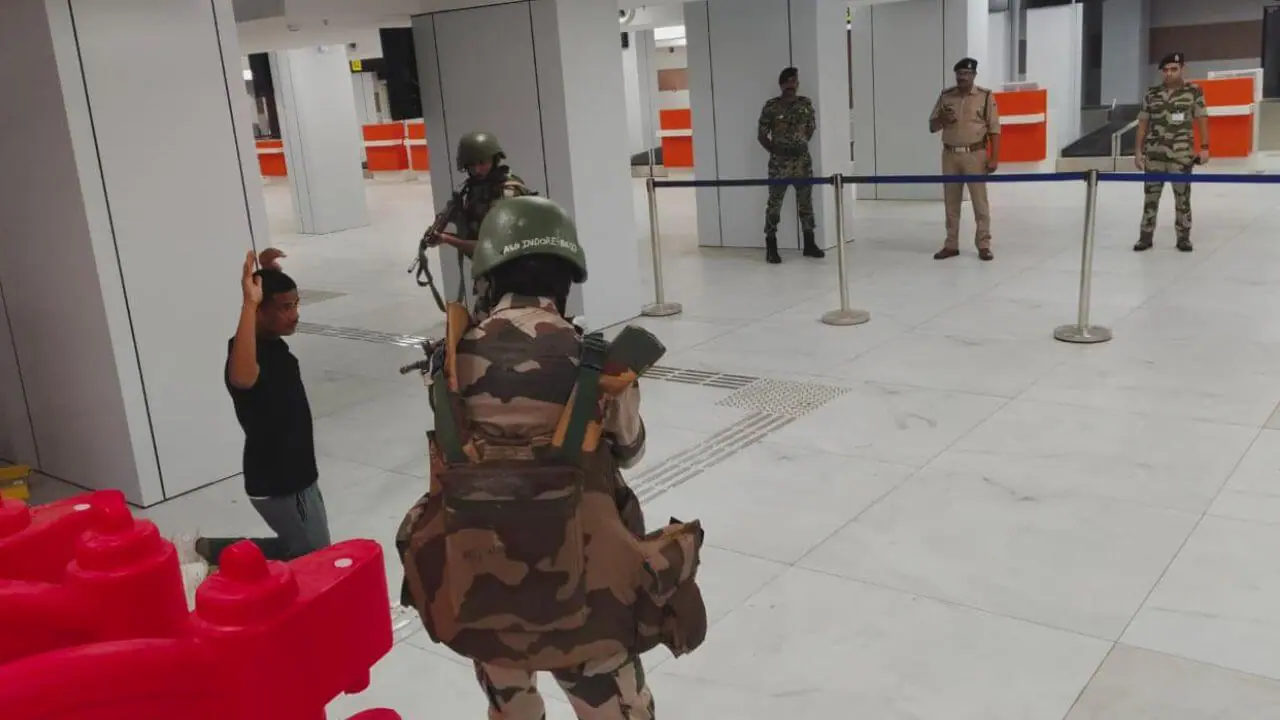 स्वतंत्रता दिवस को लेकर इंदौर पुलिस अलर्ट, एयरपोर्ट पर CISF-BSF और पुलिस का हाई-लेवल एंटी-टेरर मॉक ड्रिल, पढ़ें खबर