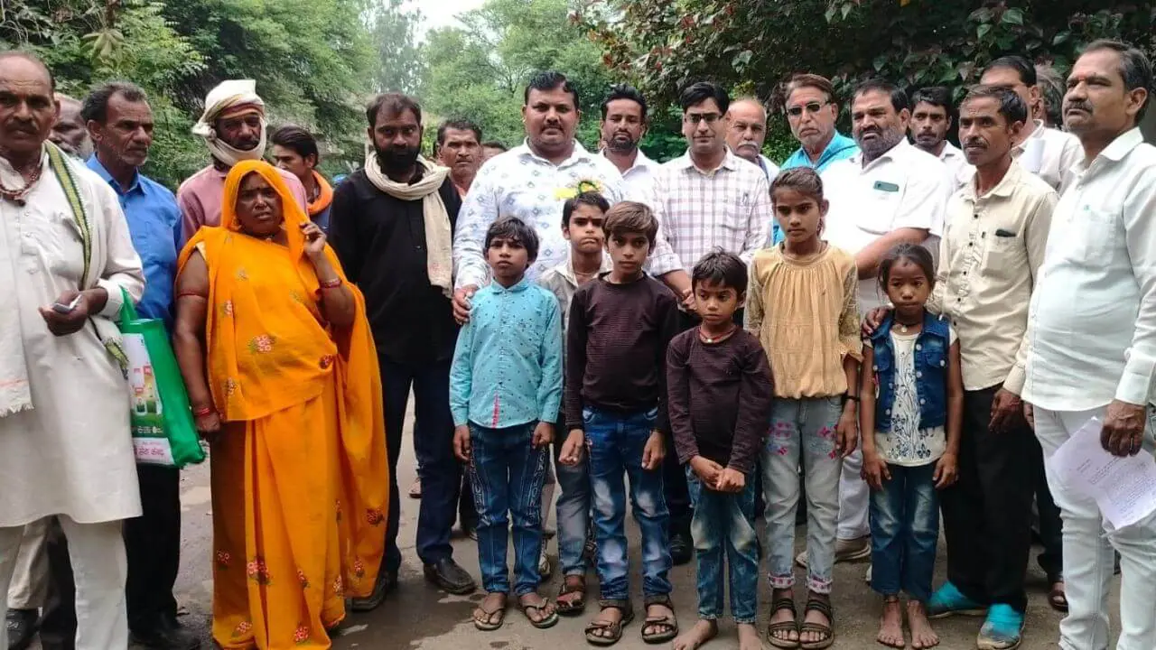 13 प्राथमिक स्कूलों को अन्य स्कूलों में किया मर्ज, जनसुनवाई में पहुंचे आदिवासी बच्चे बोले रास्ते में जंगल कैसे जायेंगे?