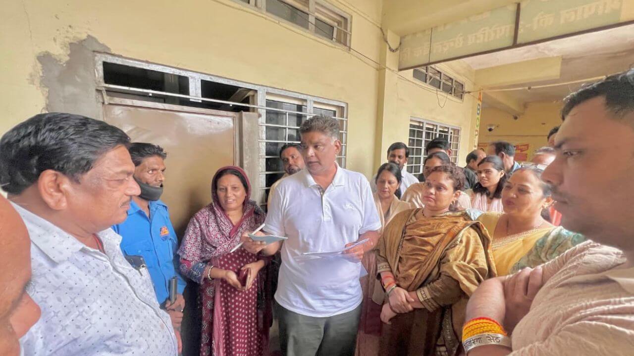 भोपाल में महंगाई के खिलाफ महिलाओं का अनोखा प्रदर्शन, बैंक में जाकर मांगा ‘त्योहार लोन’, दिया आवेदन