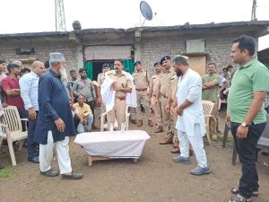 खेरवा पहुंचे धार एसपी सचिन शर्मा, अपराध रोकने और शिक्षा को लेकर ग्रामीणों से की खास अपील