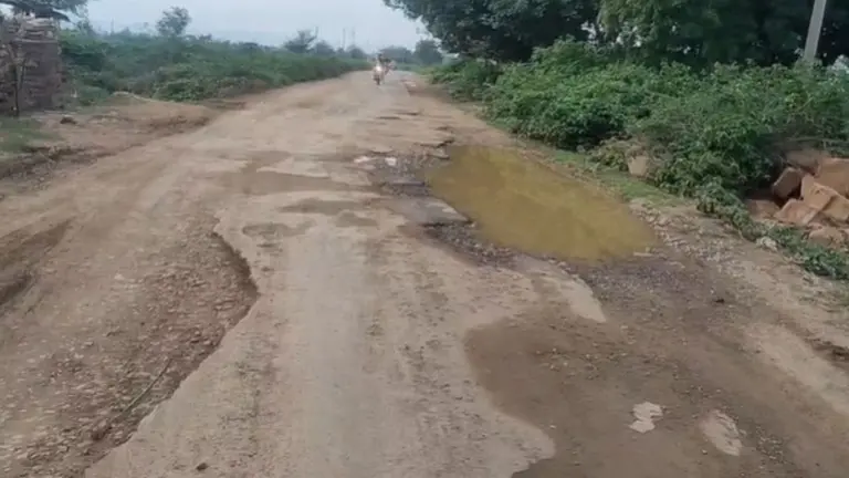 नीमच के झातला में 5 किलोमीटर सड़क गड्ढों में तब्दील, आवागमन बुरी तरह प्रभावित, ग्रामीणों ने विकास पर उठाए सवाल