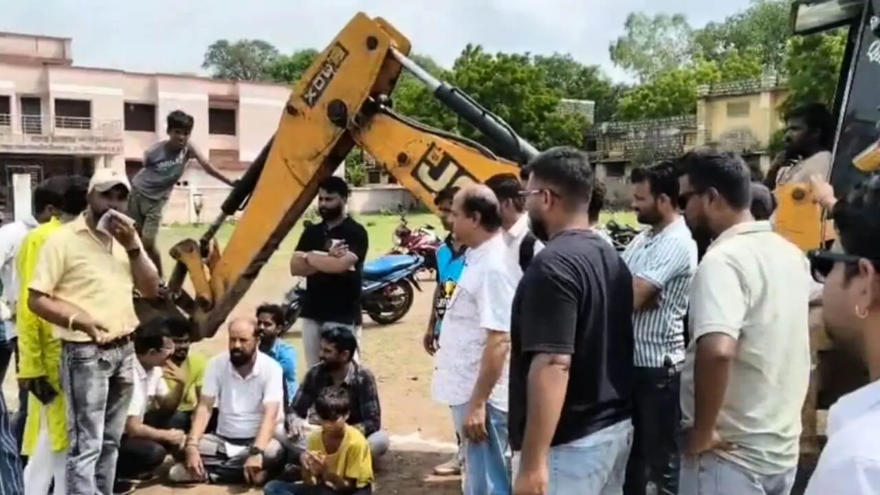 सीएम राइज सांदीपनि स्कूल के निर्माण को लेकर विवाद, ऐतिहासिक ‘लाल माटी’ ग्राउंड बचाने धरने पर बैठे लोग, कलेक्टर ने दी सफाई