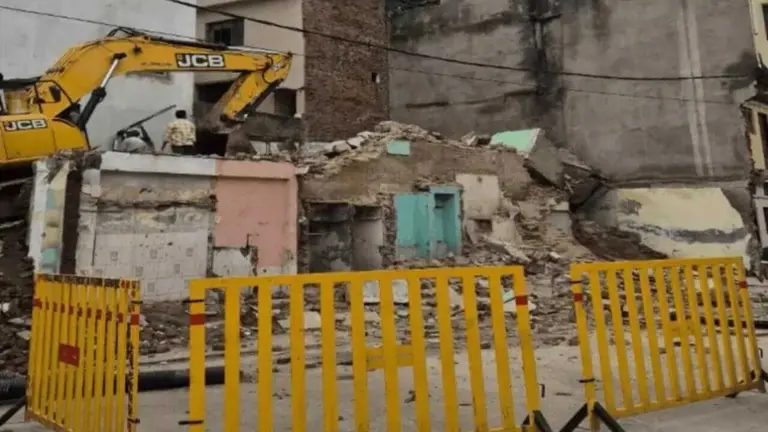 सवारी मार्ग पर जर्जर भवनों पर कार्रवाई, उज्जैन नगर निगम का श्रद्धालुओं की सुरक्षा पर फोकस
