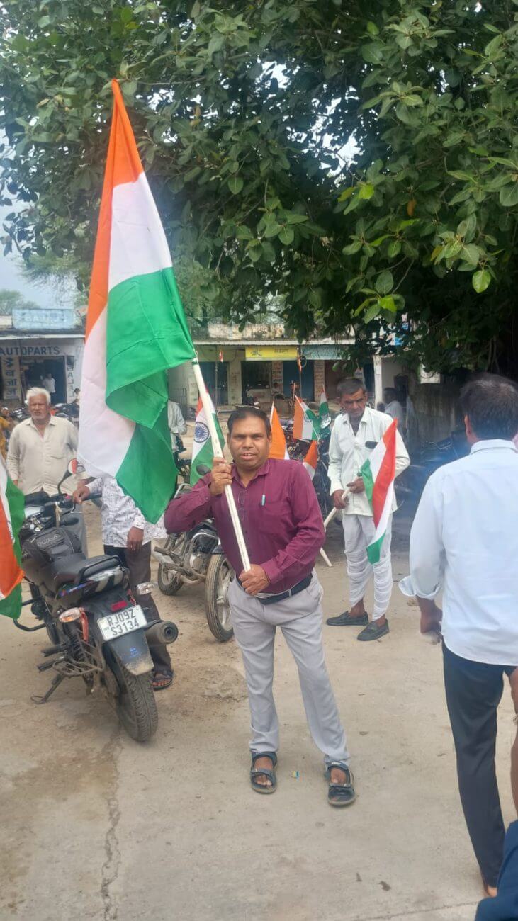 हौसले को सलाम! दिव्यांग पटवारी बालकिशन धाकड़ ने तिरंगा लेकर तय किया झांतला से सिंगोली तक का सफर