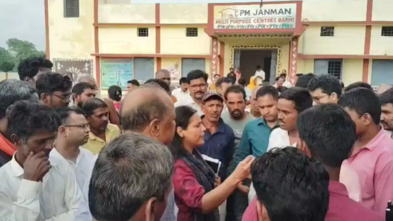 “यहां सब ठीक है, चलो भागो”.. उमरिया में मुख्यमंत्री जन-विश्वास अभियान में छात्रों को शिकायत रखने से रोका, पंचायत सचिव पर लगे आरोप