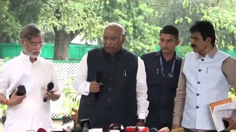 मल्लिकार्जुन खड़गे बोले- हमारे सहयोगी दल या विपक्ष की सरकार हो हम विद्यार्थियों के साथ, अमित शाह पर किया हमला