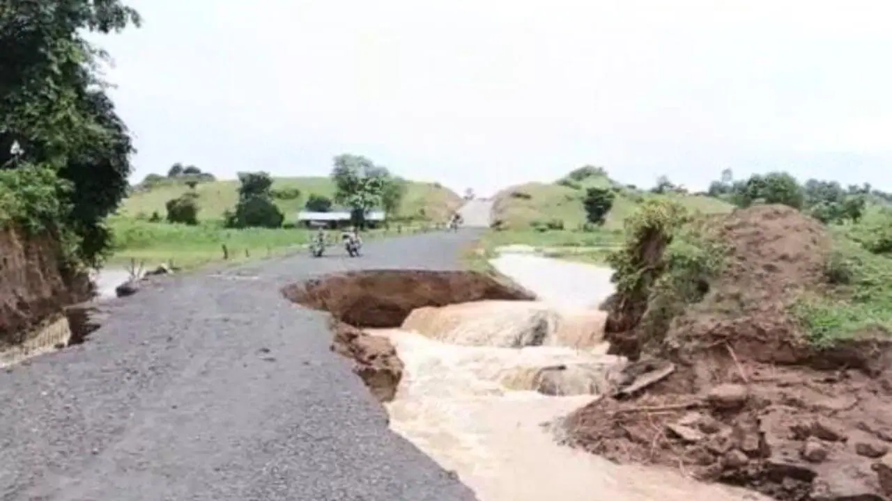 सीधी में मूसलाधार बारिश का कहर, 104 करोड़ रुपये में बनी सड़क बही, उमंग सिंघार ने सरकार को घेरा