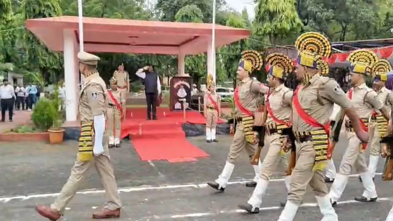 इंदौर में स्वतंत्रता दिवस की तैयारियां, RAPTC ग्राउंड में जवानों ने की फाइनल रिहर्सल, कलेक्टर ने सुरक्षा व्यवस्था का लिया जायजा