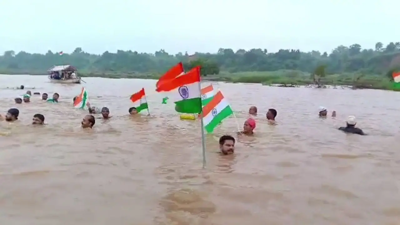 नर्मदा की लहरों पर लहराया तिरंगा, 5 साल के बच्चे से 75 साल के बुजुर्ग तक ने लिया हिस्सा