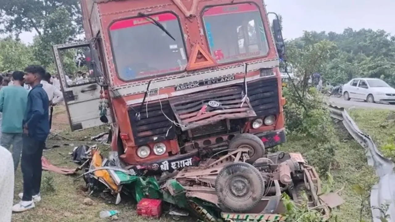झारखंड में भीषण सड़क हादसा, कंटेनर की टक्कर से ऑटो के उड़े परखच्चे, 6 लोगों की मौत, सांसद ने मुआवजे का दिया भरोसा