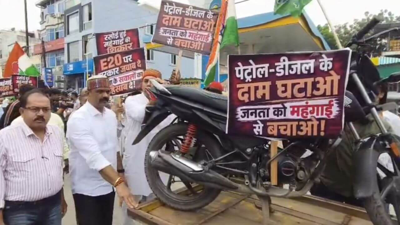 इंदौर में महंगाई के खिलाफ सड़कों पर उतरी कांग्रेस, 22 ब्लॉक में एक साथ प्रदर्शन, बाइक की निकाली शवयात्रा