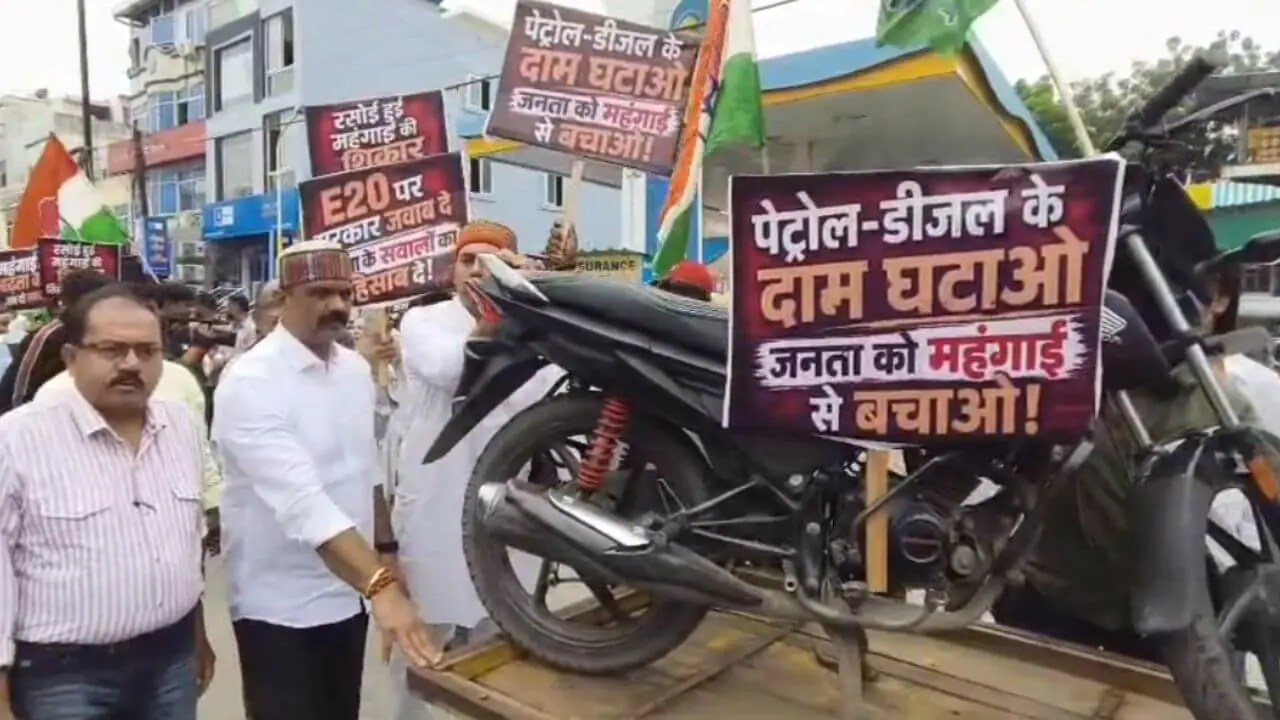 इंदौर में महंगाई के खिलाफ सड़कों पर उतरी कांग्रेस, 22 ब्लॉक में एक साथ प्रदर्शन, बाइक की निकाली शवयात्रा