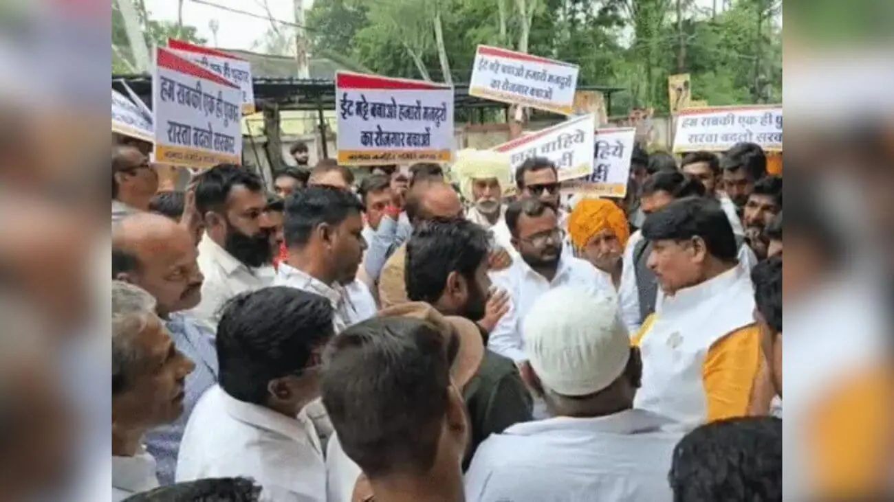 किसानों और व्यापारियों ने किया नागदा में नई रेल लाइन का विरोध, सांसद फिरोजिया के निवास पहुंचे, बोले – ‘3 हजार लोग होंगे प्रभावित’