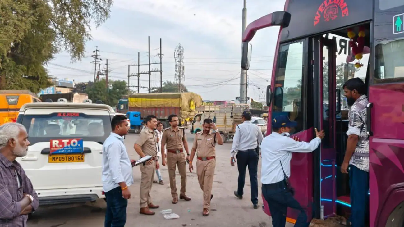 इंदौर में परिवहन विभाग और यातायात पुलिस का चेकिंग अभियान, बिना परमिट चल रही बस जब्त, 1.31 लाख रुपए का जुर्माना वसूला