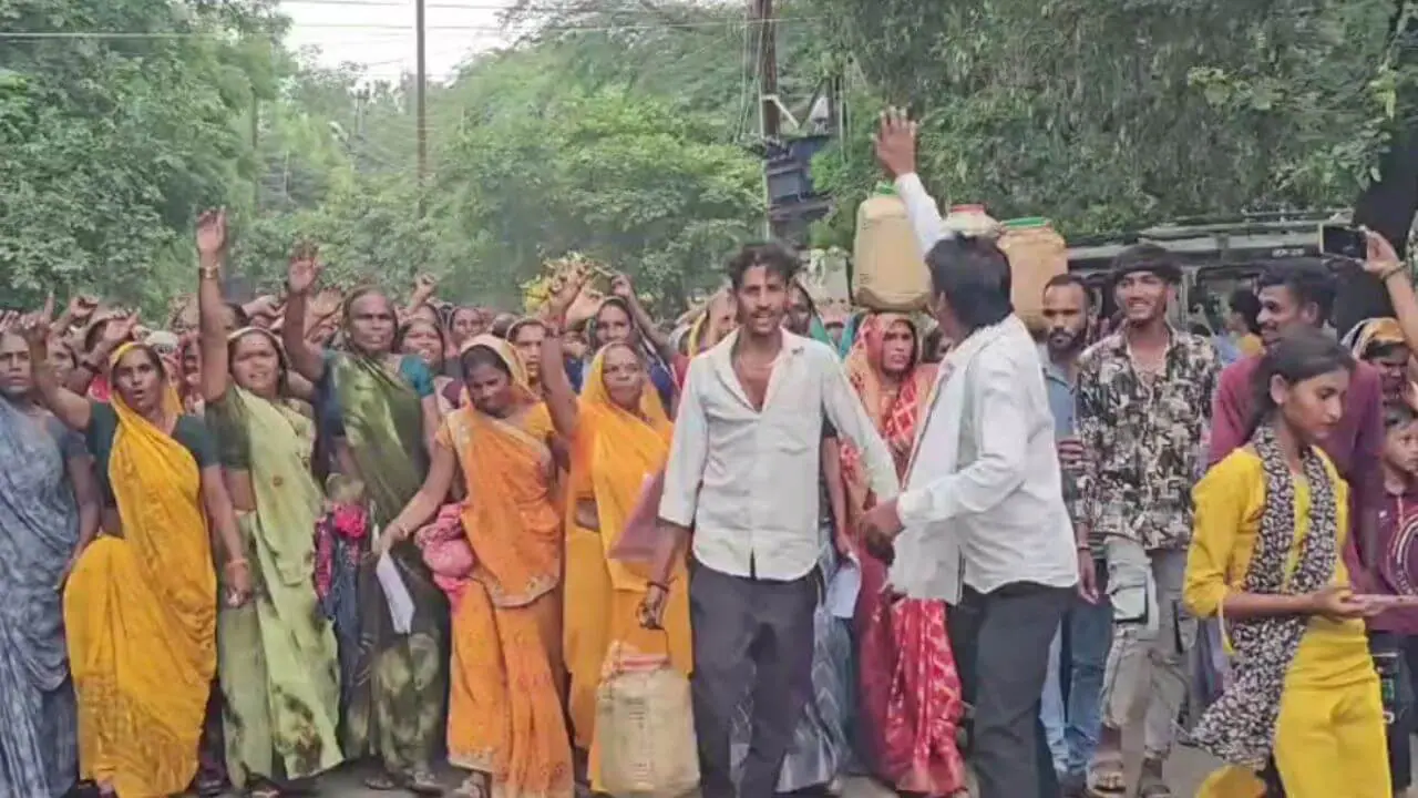 कलेक्ट्रेट के बाहर महिलाओं का अनोखा प्रदर्शन, सिर पर कच्ची शराब के डिब्बे रखकर बोलीं- बंद कराओ शराब