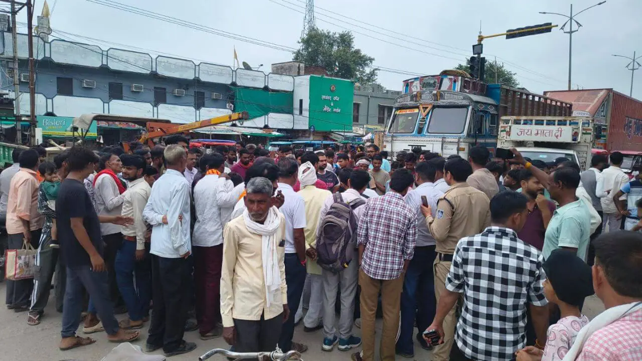 डबरा में VIP जमावड़े के बीच बवाल, 5 गोवंश की मौत पर विहिप-बजरंग दल और गोसेवकों ने लगाया जाम, कृषि महोत्सव की बसें भी रोकीं