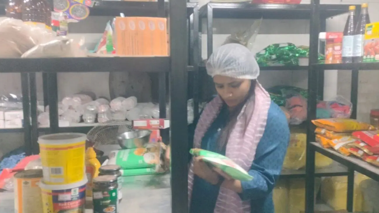 इंदौर के CKD गार्डन एंड रेस्टोरेंट पर खाद्य विभाग की कार्रवाई, 4 सैंपल जांच के लिए भेजे, वेज-नॉनवेज साथ रखने पर नोटिस