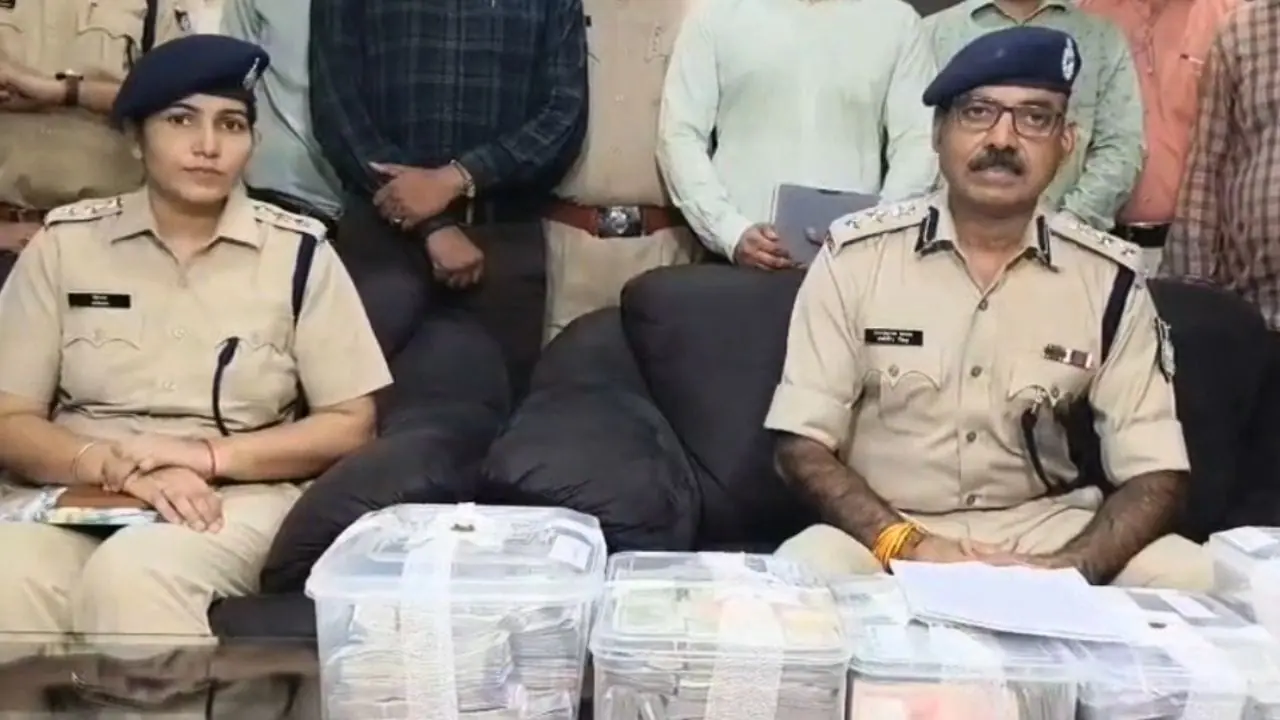 ग्वालियर पुलिस ने किया 18 लाख की चोरी का खुलासा, पांच आरोपी गिरफ्तार, इनमें एक नाबालिग भी, 15 लाख रुपये जब्त