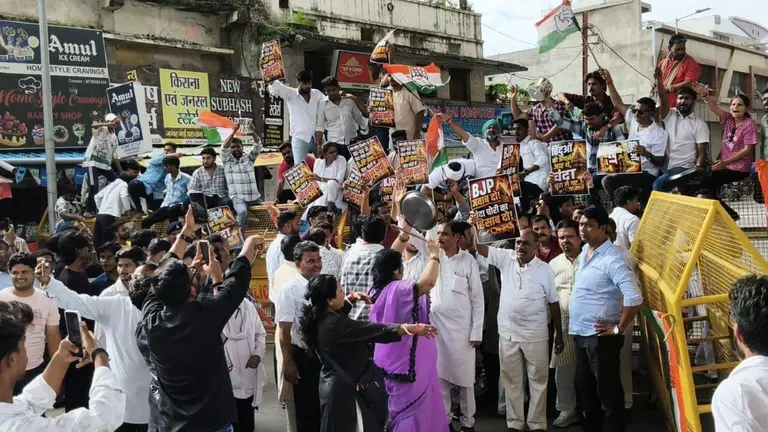राम मंदिर चढ़ावा विवाद: जबलपुर में डमरू और थाली बजाकर कांग्रेस का जोरदार प्रदर्शन, भाजपा कार्यालय का किया घेराव