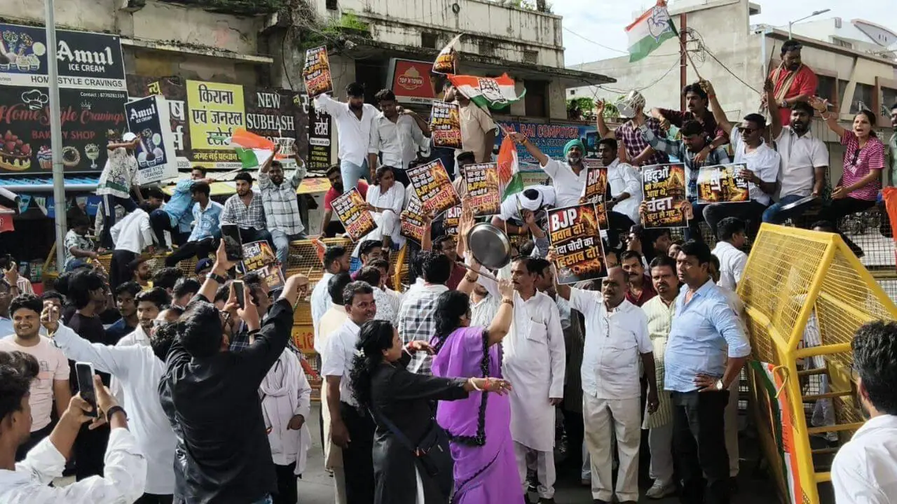 राम मंदिर चढ़ावा विवाद: जबलपुर में डमरू और थाली बजाकर कांग्रेस का जोरदार प्रदर्शन, भाजपा कार्यालय का किया घेराव