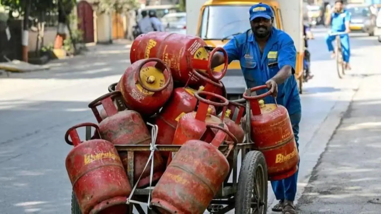 LPG e-KYC का आज आखिरी मौका! 16 अगस्त के बाद सिलेंडर पर बढ़ सकता है खर्च, जानें घर बैठे कैसे करें KYC