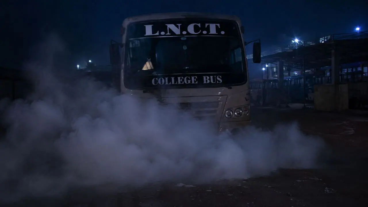 सीहोर में LNCT कॉलेज की बस में लगी आग, सड़क पर फैला जलता तेल; मची अफरा-तफरी