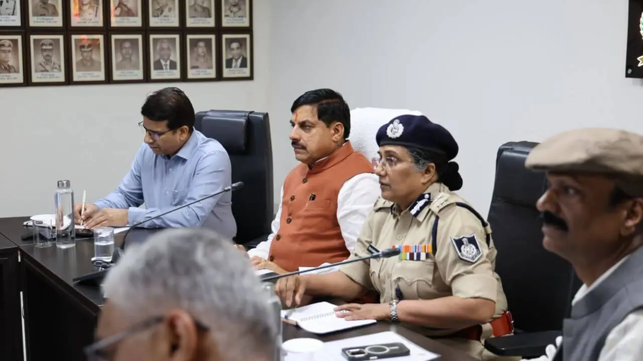 MP Flood: सिचुएशन रूम पहुंचे CM मोहन यादव, बाढ़ प्रभावितों से की बात, अब तक 527 लोगों का रेस्क्यू