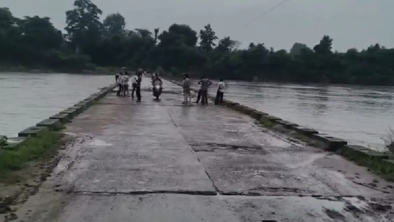 दमोह में भारी बारिश से सुनार नदी उफान पर, बरहट पुल बंद, प्रशासन ने बढ़ाई निगरानी