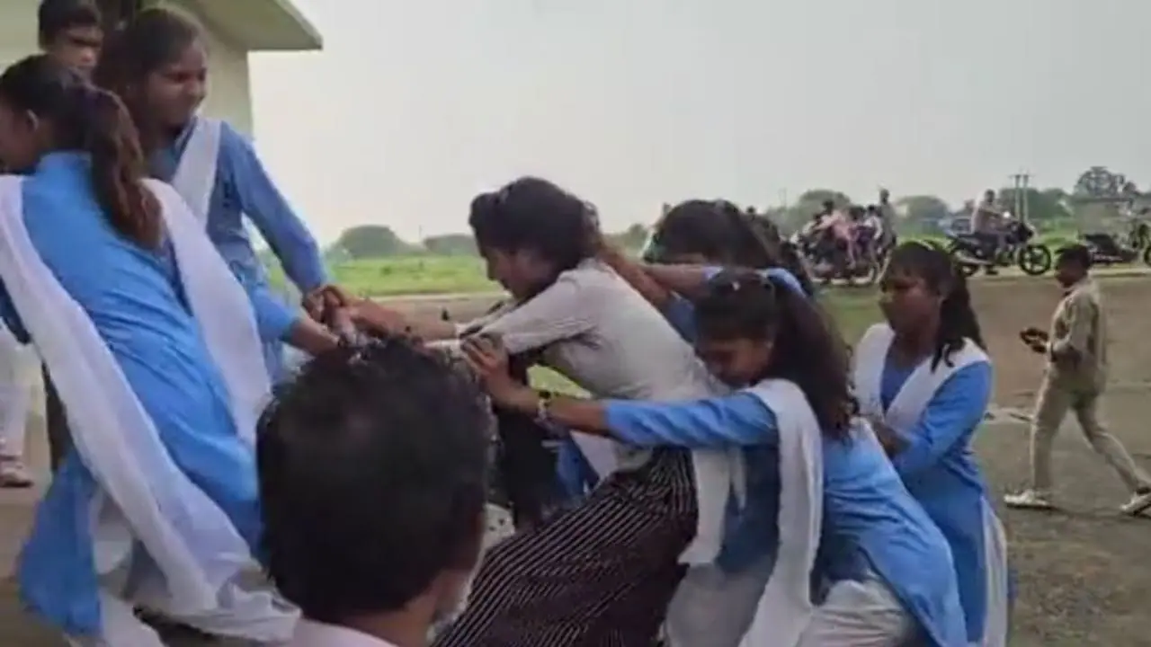 सागर में छात्राओं का दमदार प्रदर्शन, स्कूल की जमीन से हटाया अतिक्रमण, पूर्व मंत्री ने की तारीफ