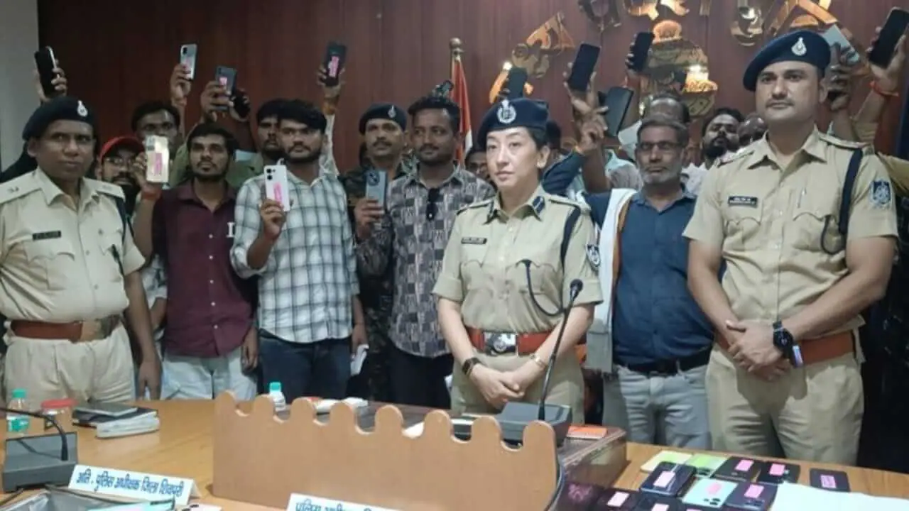 शिवपुरी साइबर सेल का ‘ऑपरेशन आपकी अमानत’, 150 गुम और चोरी हुए मोबाइल मालिकों को लौटाए