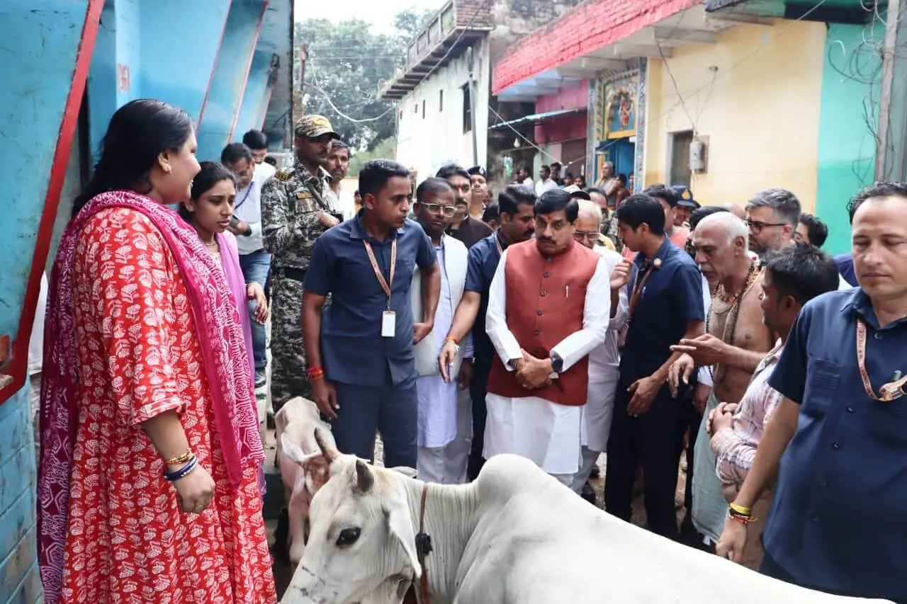 बाढ़ प्रभावितों के बीच पहुंचे CM मोहन यादव, आश्रय स्थल में लोगों से की बात; हर संभव मदद का दिया भरोसा