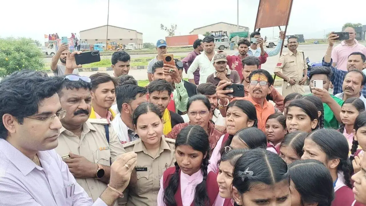 बड़वानी में Gen Alpha प्रोटेस्ट, कलेक्टर से मिलने पैदल निकले सैकड़ों स्कूली छात्र, बोले- मिलकर ही वापस लौटेंगे