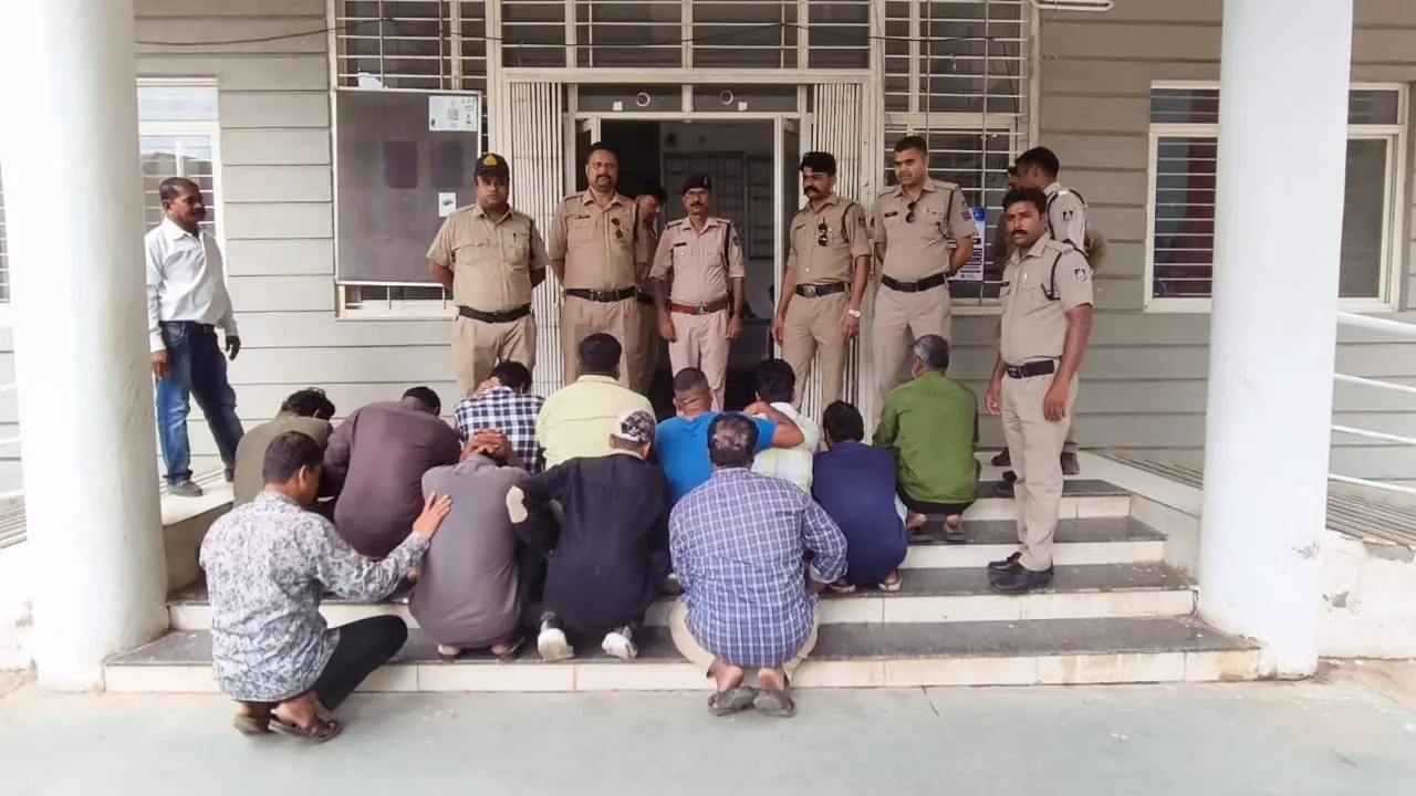नीमच में जुए के अड्डे पर पुलिस की दबिश, 12 सटोरियों को दबोचा, कैश भी बरामद