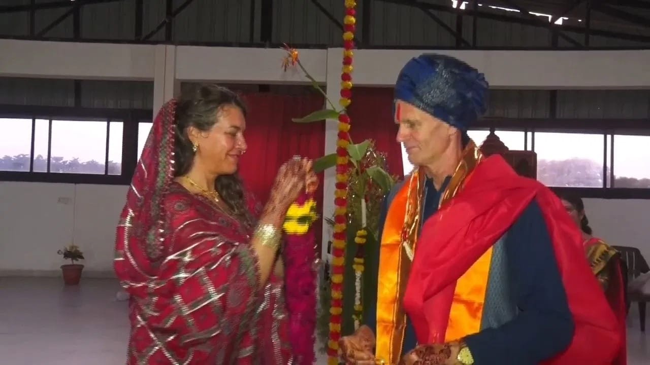 उज्जैन में विदेशी जोड़ों की अनोखी शादी, इटली-स्पेन-इंग्लैंड के 6 लोगों ने हिंदू रीति से लिए सात फेरे