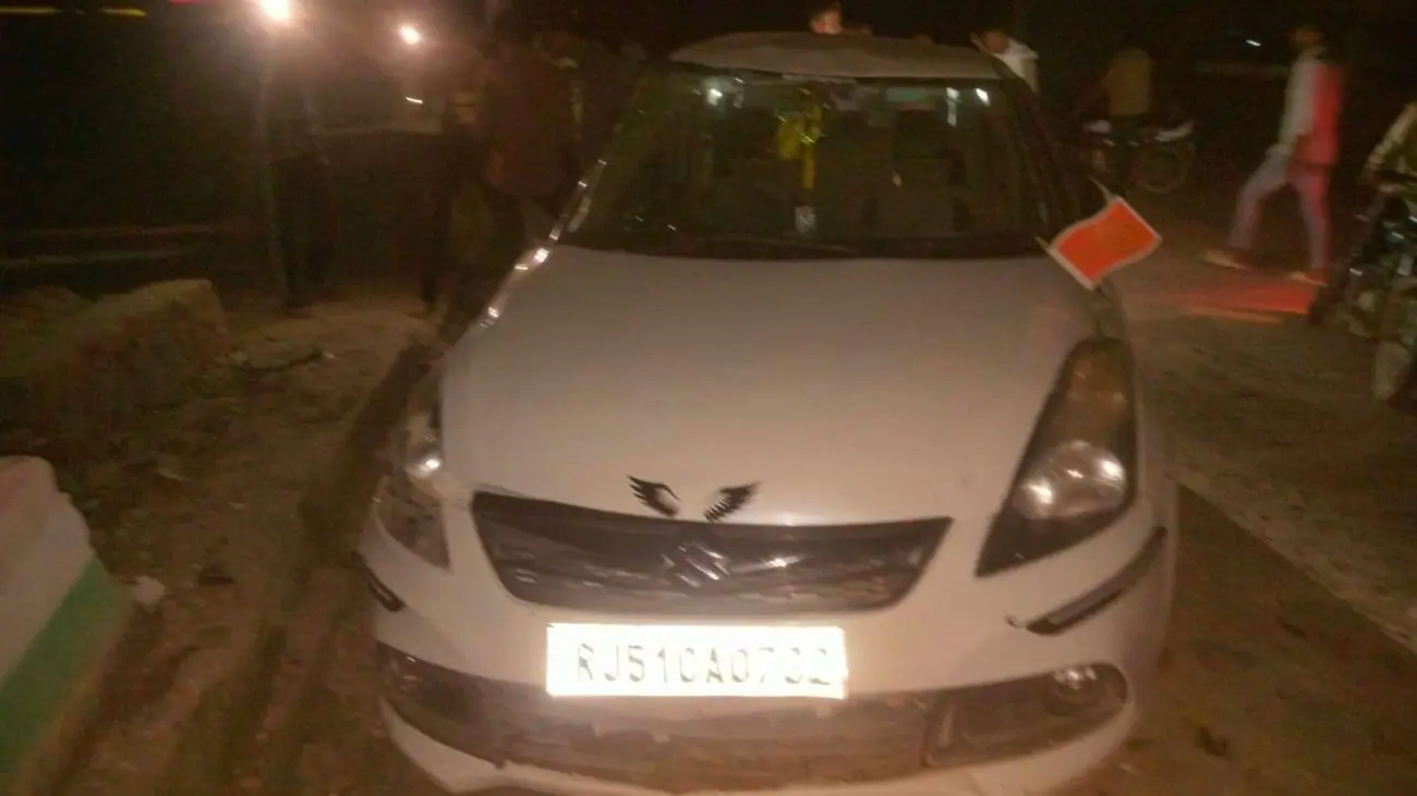 नीमच में पंचायत भवन की दीवार तोड़कर अंदर घुसी तेज रफ्तार कार, चालक हुआ घायल, बड़ा हादसा टला