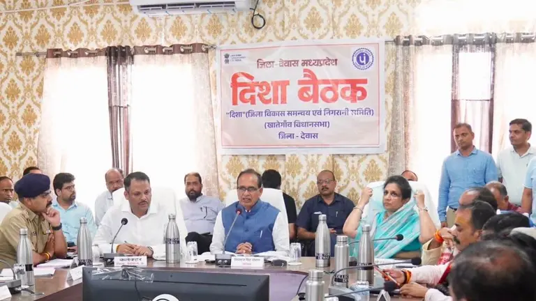 देवास: केंद्रीय मंत्री शिवराज सिंह चौहान ने की ‘दिशा’ बैठक की समीक्षा, खाद की कालाबाजारी पर कड़ी कार्रवाई के दिए निर्देश