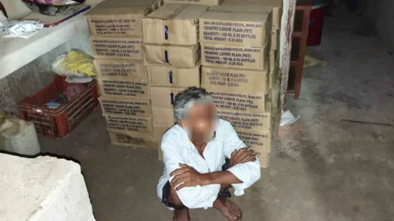 भिंड में 2.15 लाख की अवैध शराब जब्त, 43 पेटियों के साथ 60 वर्षीय बुजुर्ग गिरफ्तार
