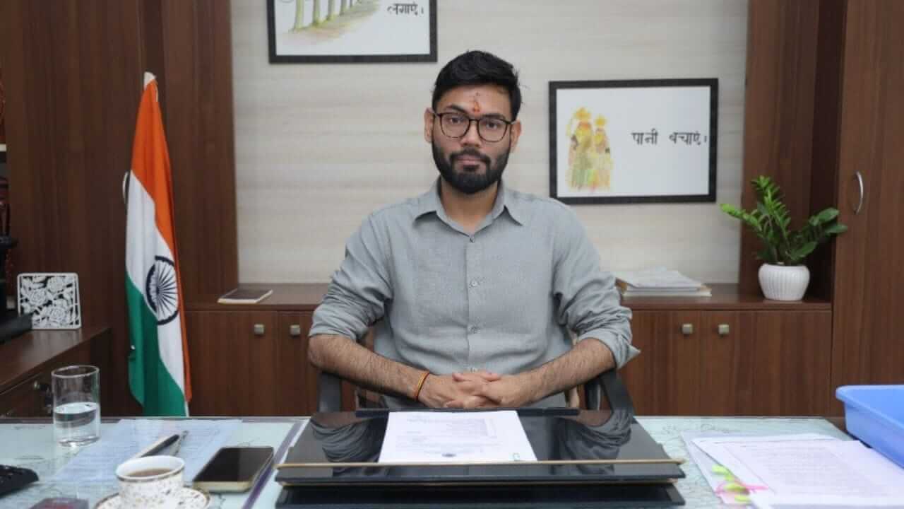 मंदसौर कलेक्टर के नाम से बनी फर्जी फेसबुक आईडी, प्रशासन ने जनता से की सतर्क रहने की अपील