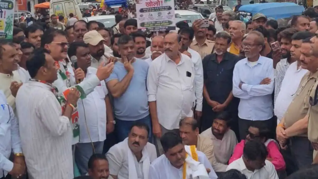 शहपुरा में सड़कों पर उतरे ग्रामीण-कांग्रेसी, चक्काजाम कर प्रशासन के सामने रखीं 5 मांग