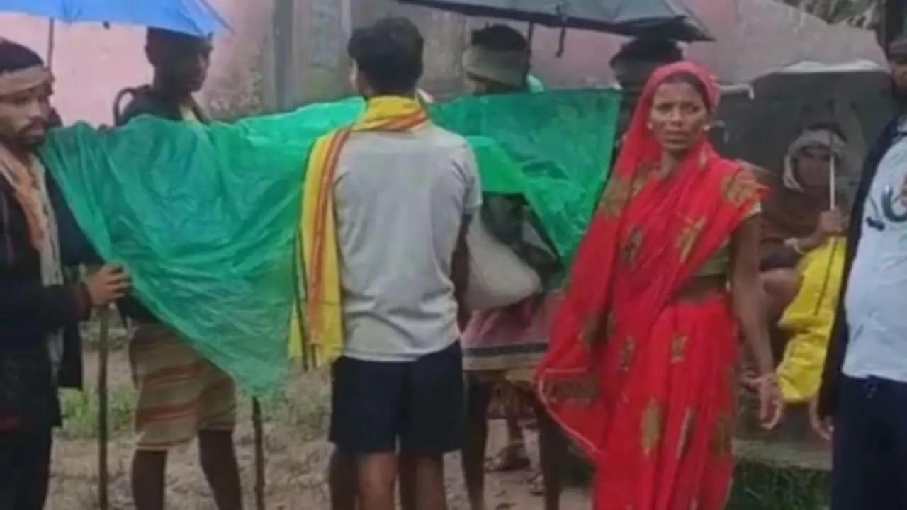 छिंदवाड़ा में प्रसूता को डोली में 8 किमी ले गए ग्रामीण, अस्पताल पहुंचने में हुई देरी, मृत बच्चे को दिया जन्म