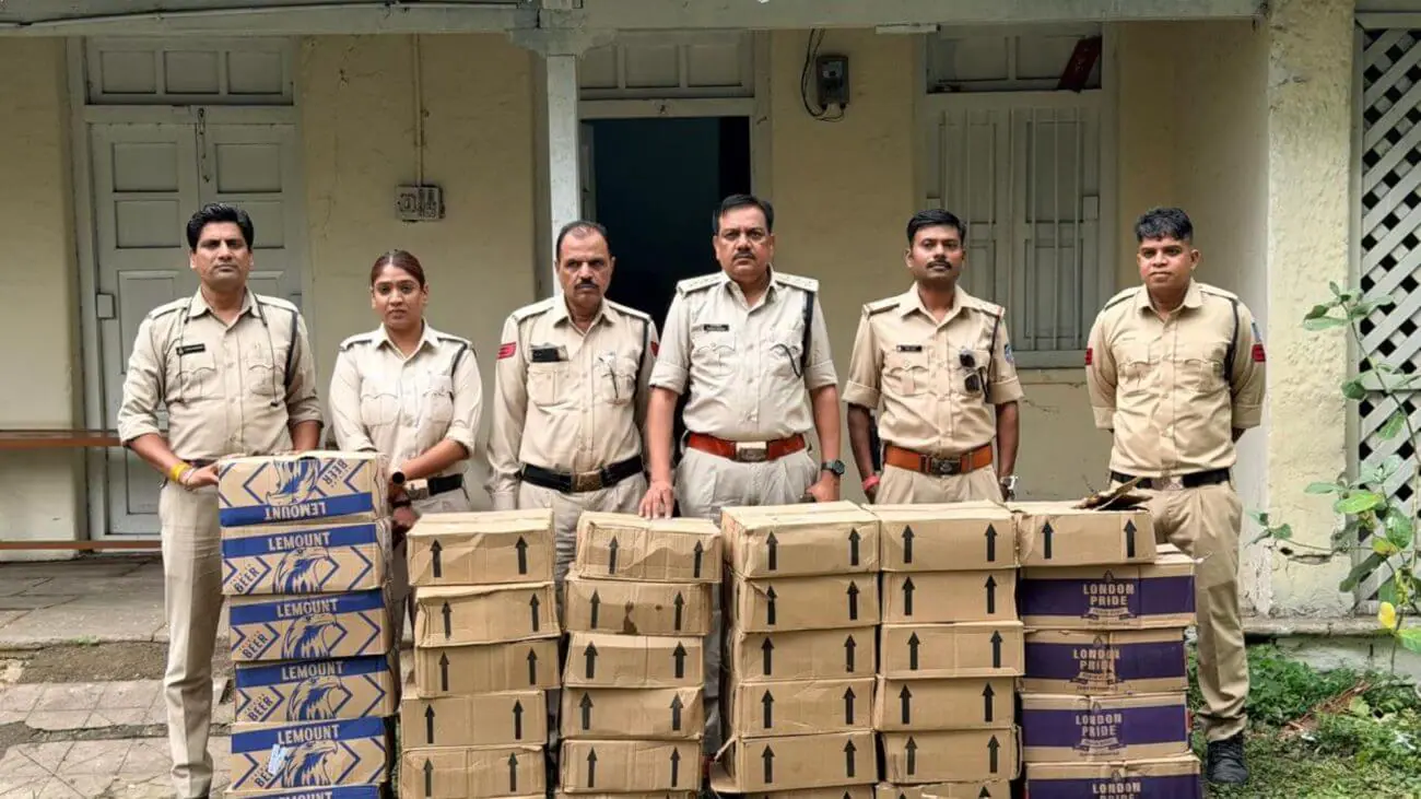 इंदौर में आबकारी विभाग की बड़ी कार्रवाई, महू में मकान से 34 पेटी अवैध शराब जब्त