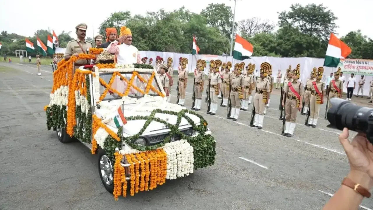 उज्जैन: दशहरा मैदान पर प्रभारी मंत्री गौतम टेटवाल ने लहराया तिरंगा, स्कूली बच्चों ने दी सांस्कृतिक प्रस्तुति, शहीदों के परिवारों का किया गया सम्मान